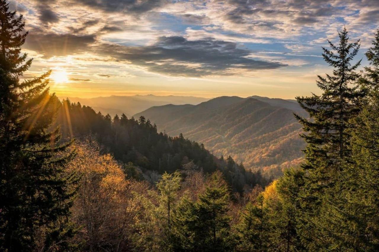 Wow Views!!-Mountain Escape-Outdoor Pool-Close To Downtown-Wifi-Cable-Private Balcony Gatlinburg Exterior foto